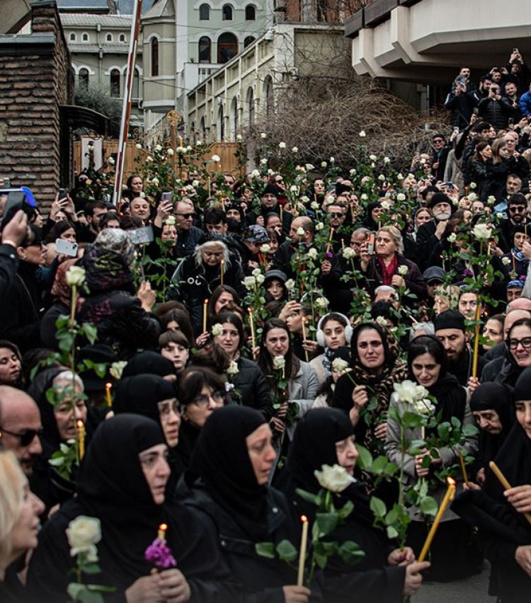 საპატრიარქოს თანამშრომლები კათოლიკოს-პატრიარქ ილია მეორეს თეთრი ვარდებით გამოემშვიდობნენ