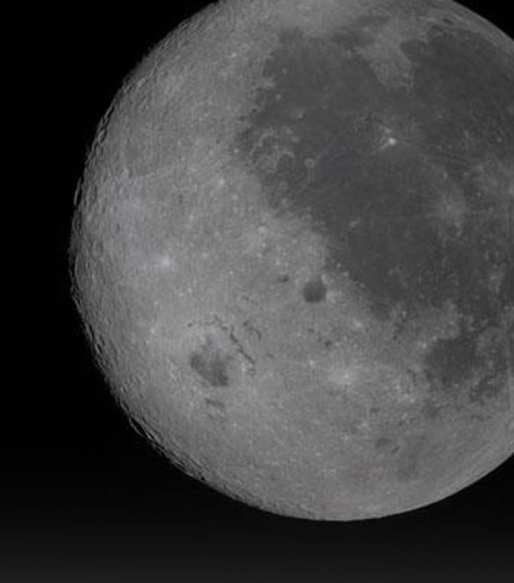 "Artemis II-ის ეკიპაჟის მიერ გადაღებული ეს ახალი ფოტო გვიჩვენებს მთვარის ხილული და უხილავი მხარეების კომბინირებულ ხედს"