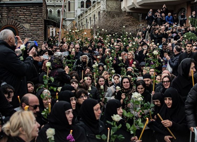საპატრიარქოს თანამშრომლები კათოლიკოს-პატრიარქ ილია მეორეს თეთრი ვარდებით გამოემშვიდობნენ