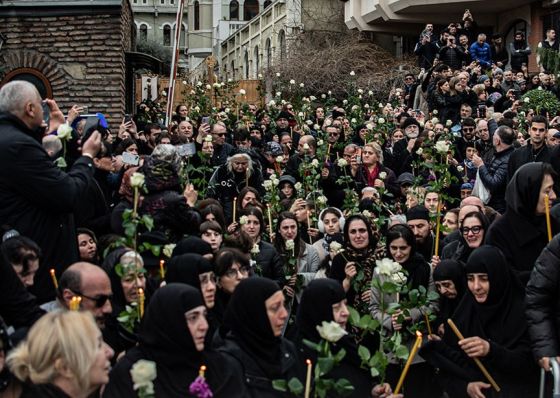 საპატრიარქოს თანამშრომლები კათოლიკოს-პატრიარქ ილია მეორეს თეთრი ვარდებით გამოემშვიდობნენ