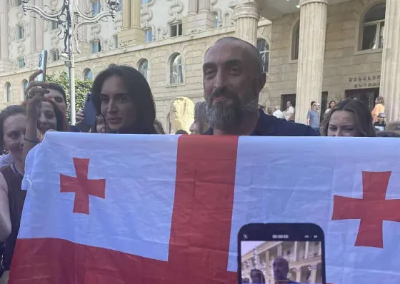 გიორგი ახობაძე აცხადებს, რომ თავს დაესხნენ და ფიზიკურად გაუსწორდნენ