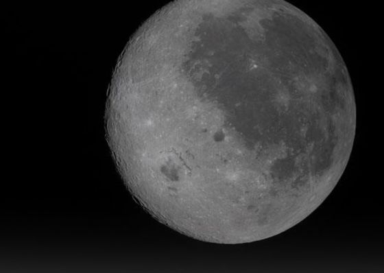 "Artemis II-ის ეკიპაჟის მიერ გადაღებული ეს ახალი ფოტო გვიჩვენებს მთვარის ხილული და უხილავი მხარეების კომბინირებულ ხედს"