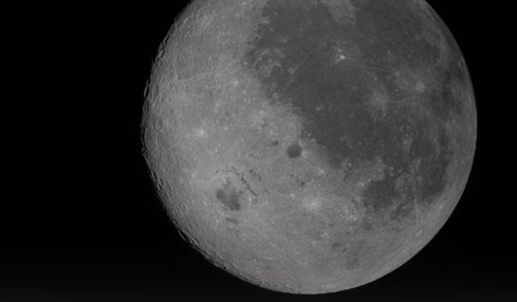 "Artemis II-ის ეკიპაჟის მიერ გადაღებული ეს ახალი ფოტო გვიჩვენებს მთვარის ხილული და უხილავი მხარეების კომბინირებულ ხედს"