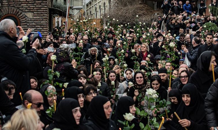 საპატრიარქოს თანამშრომლები კათოლიკოს-პატრიარქ ილია მეორეს თეთრი ვარდებით გამოემშვიდობნენ