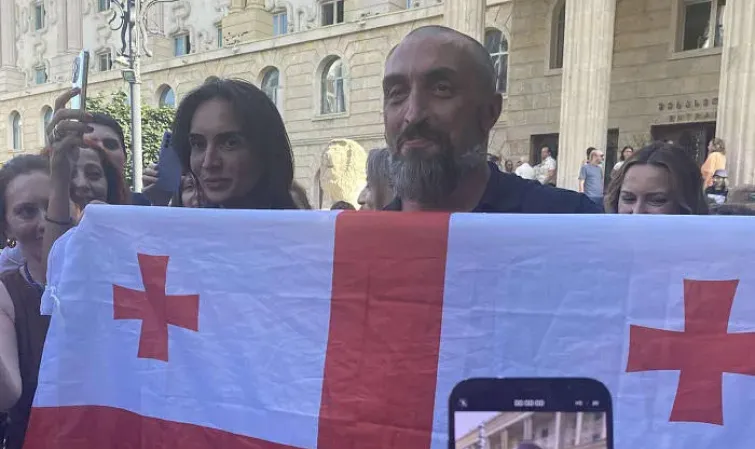 გიორგი ახობაძე აცხადებს, რომ თავს დაესხნენ და ფიზიკურად გაუსწორდნენ