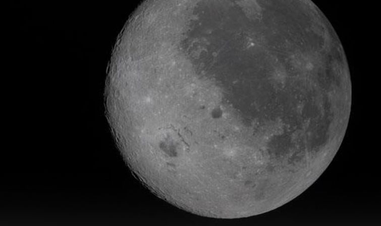 "Artemis II-ის ეკიპაჟის მიერ გადაღებული ეს ახალი ფოტო გვიჩვენებს მთვარის ხილული და უხილავი მხარეების კომბინირებულ ხედს"