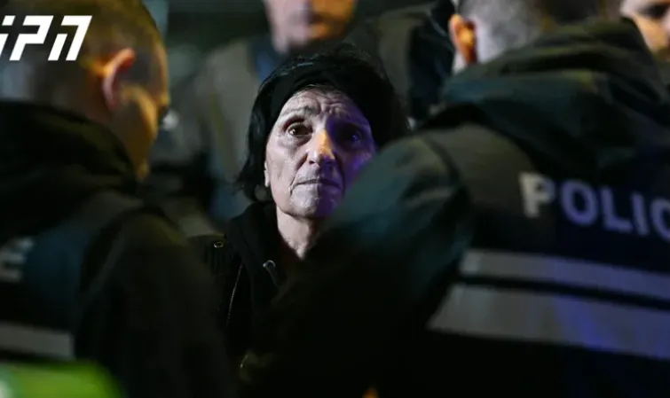 პოლიციამ გზის გადაკეტვის მიზეზით, 3 პირი დააკავა. დაკავებულებს შორის არის 71 წლის აზა ჩილაჩავა